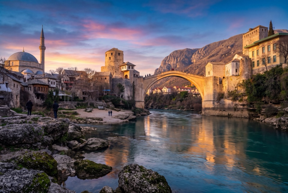 Gün batımında Mostar Köprüsü ve Neretva Nehri