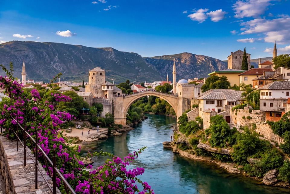 Neretva üzerinde tarihi Mostar Köprüsü, gündüz