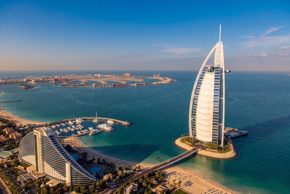 Havadan Burj Al Arab, turkuaz deniz ve arkada Palm Jumeirah