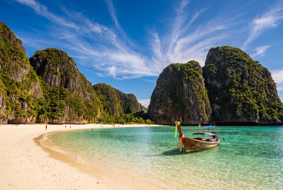 Maya Bay'de beyaz kumsal, turkuaz sığ su ve yüksek kireçtaşı kayalıklar